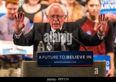 Senator BERNIE SANDERS Kampagnen für Präsident der Vereinigten Staaten an einer Haltestelle in Raleigh, North Carolina.   Die Rallye, wo Sanders Fans begrüßt, fand im Duke Energy Center für darstellende Künste in Raleigh, North Carolina. Stockfoto