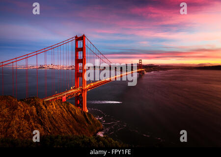 Farbenprächtigen Sonnenuntergang an der Golden Gate Bridge in San Francisco, Kalifornien, USA Stockfoto