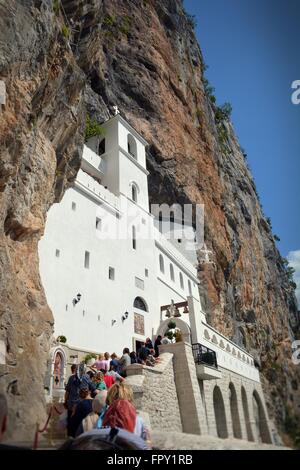 Pilger und Touristen Warteschlange auf den Stufen hinauf Ostrog Kloster eingerichtet, in den Bergen Montenegros Stockfoto