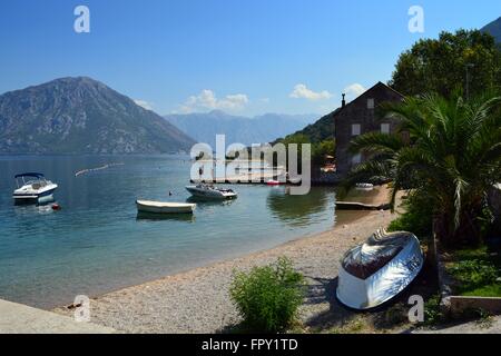 Berge und Meer aufeinander treffen; idyllische Bucht mit klares Wasser und ein ruhiger Strand im Dorf Morin, die Bucht von Kotor, Montenegro Stockfoto