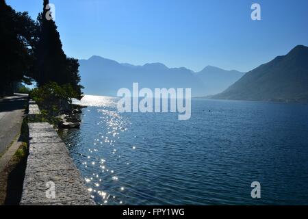 die verschlafene Gewässer von Perast in der Bucht von Kotor-Montenegro an der Adria Stockfoto