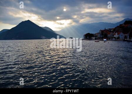 die verschlafene Gewässer von Perast in der Bucht von Kotor-Montenegro an der Adria Stockfoto