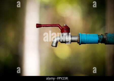 Kein Wasser, wenn der Wasserhahn aufgedreht wird. Stockfoto