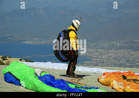 Gleitschirmflieger Paragliding von Babadag Berg zu landen in Oludeniz in der Nähe Fethiye Türkei Stockfoto