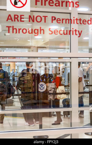 Heimat-Sicherheitskontrolle am Hartsfield-Jackson Atlanta International Airport (der weltweit verkehrsreichsten Flughafen) in Atlanta, Georgia. (USA) Stockfoto