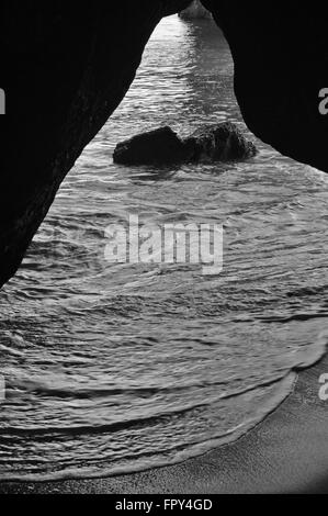 Höhle in der Nähe von Albandeira Strand, Lagoa, Algarve, Portugal Stockfoto