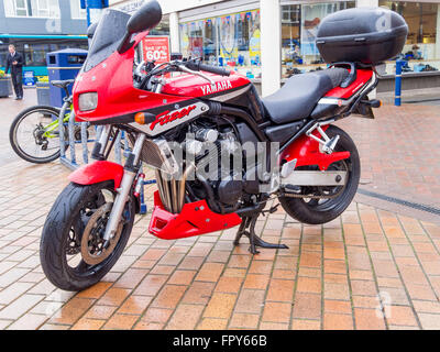 Yamaha Fazer Vierzylinder-Enthusiasten anspruchsvolle hohe powered Roadster Kreuzfahrt Motorrad Stockfoto