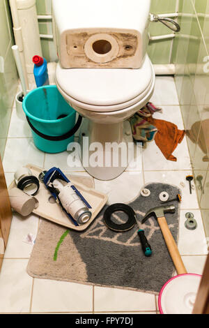 Home interior WC Reparaturen In Arbeit zeigt. Klempner Werkzeuge angezeigt, um die Komponenten von der Toiletten-Spülsystem Stockfoto