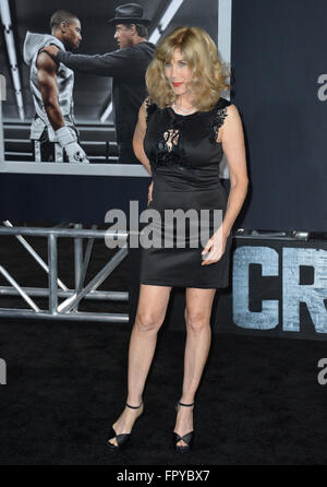 LOS ANGELES, CA - 19. November 2015: Ehemalige Modell/Schauspielerin/Sängerin Barbi Benton bei der Los Angeles Weltpremiere von "Creed" am Regency Village Theatre in Westwood. Stockfoto