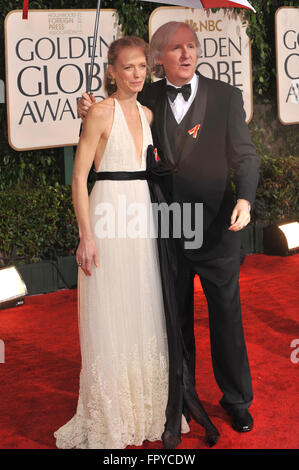 LOS ANGELES, CA - 17. Januar 2010: James Cameron & Frau Suzy Amis bei der 67. Golden Globe Awards im Beverly Hilton Hotel. Stockfoto