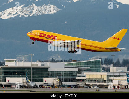 ABX Air Boeing 767 (N775AX) Paket Frachter gemalt in DHL-Lackierung nehmen ausziehen in der Luft Vancouver International Airport Stockfoto