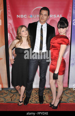 PASADENA, CA - 10. Januar 2010: "Caprica" Sterne Magda Apanowicz (links), Sasha Roiz & Alessandra Torresani bei NBC Universal Press Tour Winter 2010-cocktail-Party im Hotel Langham Huntington, Pasadena. Stockfoto