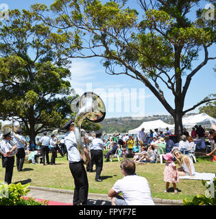 NSW Feuer & Rettung Band am Strand von Sydney, Sydney Australien. Menschen genießen täglich draußen am Strand mit Band spielt. Stockfoto