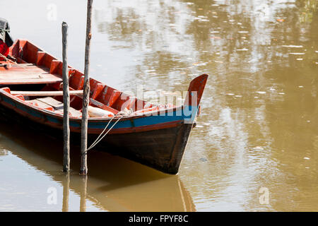 Einheimischen Fischerbooten geparkt in einem Kanal Stockfoto
