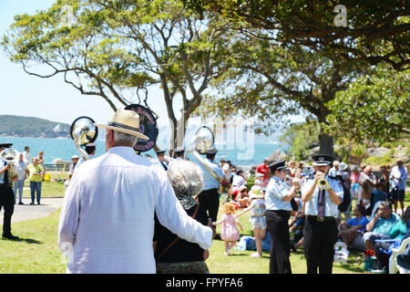 NSW Feuer & Rettung Band am Strand von Sydney, Sydney Australien. Menschen genießen täglich draußen am Strand mit Band spielt. Stockfoto