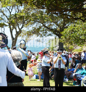 NSW Feuer & Rettung Band am Strand von Sydney, Sydney Australien. Menschen genießen täglich draußen am Strand mit Band spielt. Stockfoto