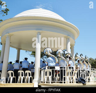 NSW Feuer & Rettung Band am Strand von Sydney, Sydney Australien. Menschen genießen täglich draußen am Strand mit Band spielt. Stockfoto