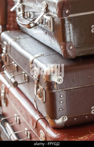Stapel Vintage Leder Koffer closeup Stockfoto
