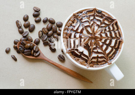 Eine Tasse Kaffee mit Latte Art auf braunem Papierhintergrund Stockfoto