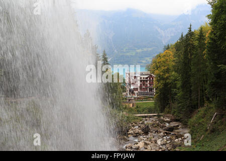 Ein Foto von dem Grand Hotel Giessbach hinter den Giessbachfällen auf dem Brienzersee in der Schweiz gesehen. Stockfoto