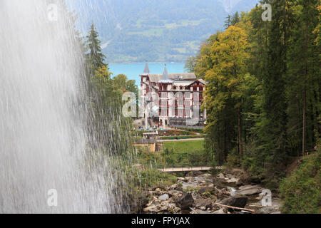 Ein Foto von dem Grand Hotel Giessbach hinter den Giessbachfällen auf dem Brienzersee in der Schweiz gesehen. Stockfoto