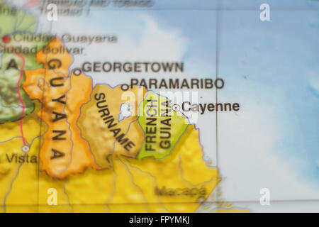 Schönes Foto von einer Karte von Französisch-Guayana und der Hauptstadt Cayenne. Stockfoto