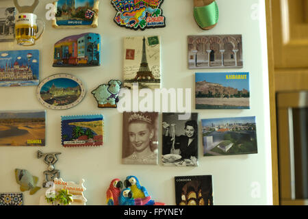 CORDOBA, Spanien - 16. Februar 2015: Souvenir Magneten geklebt auf den Kühlschrank von zu Hause. Die Magnete sind von auf der ganzen Welt. Stockfoto