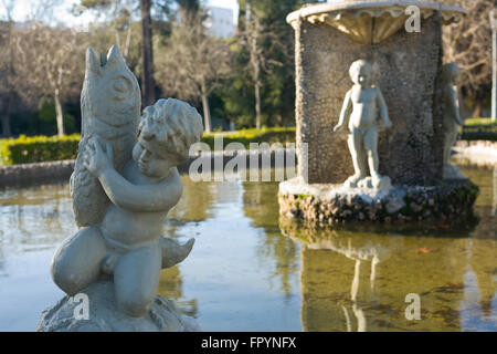 Cherub Jungs auf Wasser Brunnen Statue im Garten, Badajoz, Spanien Stockfoto