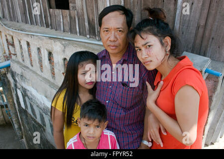 Der Vermieter ein Slum posiert mit zwei Karake Bar und ein kleiner Junge, die seine in Kampong Cham, Kambodscha Mieter. Stockfoto