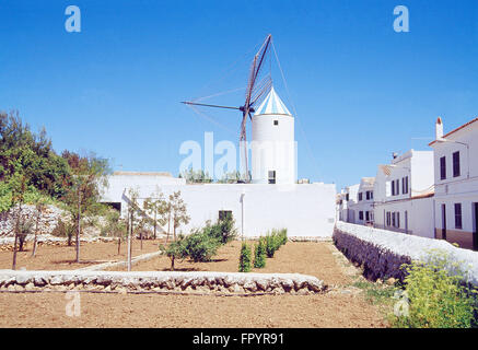 Gärtnerei und Windmühle. Ethnologisches Museum, Sant Lluis, Menorca Insel, Balearen, Spanien. Stockfoto