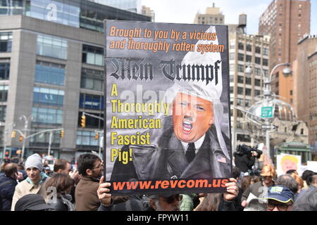 New York City, USA. 19. März 2016. Donald Trump als Adolf Hitler unterzeichnen bei Rallye in Columbus Circle ein etwa tausend Aktivisten versammelten sich um Rallye am Columbus Circle gegen die Kandidatur des republikanischen Spitzenreiter Donald Trump, später marschieren, Trump Tower in der NYPD Offiziere mehrere Verhaftungen vorgenommen. © Andy Katz/Pacific Press/Alamy Live-Nachrichten Stockfoto