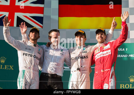 Albert Park, Melbourne, Australien. 20. März 2016. Lewis Hamilton (GBR), Nico Rosberg (DEU) aus dem Mercedes AMG Petronas Team und Sebastian Vettel (DEU) #5 von der Scuderia Ferrari Team auf dem Podium nach dem Platzieren der 1., 2. und 3. bzw. bei der 2016 Australian Formula One Grand Prix im Albert Park in Melbourne, Australien. Sydney Low/Cal Sport Media/Alamy Live-Nachrichten Stockfoto