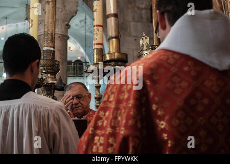 Jerusalem, Israel. 20. März 2016. Lateinischer Patriarch von Jerusalem, Archbishop FOUAD TWAL (C), führt Pontifikalamt am Palmsonntag vor der Aedikula des Grabes an die Kirche die Grabeskirche. Stockfoto