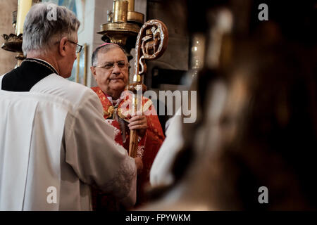 Jerusalem, Israel. 20. März 2016. Lateinischer Patriarch von Jerusalem, Archbishop FOUAD TWAL (C), führt Pontifikalamt am Palmsonntag vor der Aedikula des Grabes an die Kirche die Grabeskirche. Stockfoto