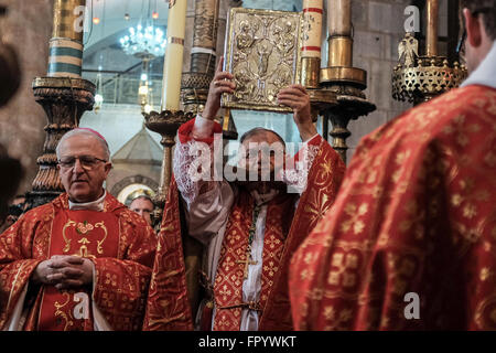 Jerusalem, Israel. 20. März 2016. Lateinischer Patriarch von Jerusalem, Archbishop FOUAD TWAL (C), führt Pontifikalamt am Palmsonntag vor der Aedikula des Grabes an die Kirche die Grabeskirche. Stockfoto