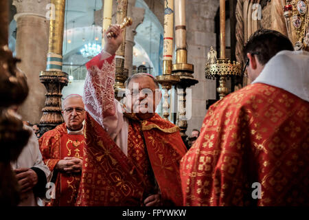 Jerusalem, Israel. 20. März 2016. Lateinischer Patriarch von Jerusalem, Archbishop FOUAD TWAL (C), führt Pontifikalamt am Palmsonntag vor der Aedikula des Grabes an die Kirche die Grabeskirche. Stockfoto