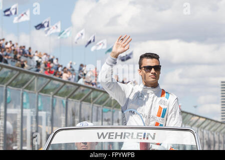 Albert Park, Melbourne, Australien. 20. März 2016. Pascal Wehrlein (GER) #94 von der Manor-Racing bei der Fahrerparade vor der 2016 Australian Formula One Grand Prix im Albert Park in Melbourne, Australien. Sydney Low/Cal Sport Media/Alamy Live-Nachrichten Stockfoto