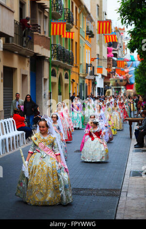 Junge Mädchen in Tracht Spanisch in der Fallas-Prozession in Gandia, Spanien Stockfoto