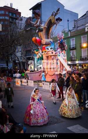 Zwei Mädchen in Tracht Spanisch in der Fallas-Prozession vorbei an einem von den Bildnissen Stockfoto