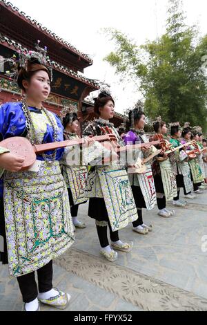 Qiandongnan, Chinas Provinz Guizhou. 19. März 2016. Frauen in traditionellen Kostümen von Dong ethnische Gruppe führen in Rongjiang County, Südwesten Chinas Provinz Guizhou, 19. März 2016. Rongjiang County in Guizhou seit langem den Lebensraum für ethnische Minderheiten von Dong, Yao, Miao und Shui Menschen, bietet jeweils ihre eigentümliche Kostüm. © Yang Chengli/Xinhua/Alamy Live-Nachrichten Stockfoto