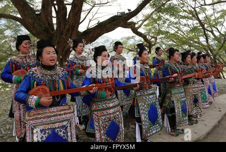 Qiandongnan, Chinas Provinz Guizhou. 19. März 2016. Frauen in traditionellen Kostümen von Dong ethnische Gruppe singen Lieder in Rongjiang County, Südwesten Chinas Provinz Guizhou, 19. März 2016. Rongjiang County in Guizhou seit langem den Lebensraum für ethnische Minderheiten von Dong, Yao, Miao und Shui Menschen, bietet jeweils ihre eigentümliche Kostüm. © Yang Chengli/Xinhua/Alamy Live-Nachrichten Stockfoto