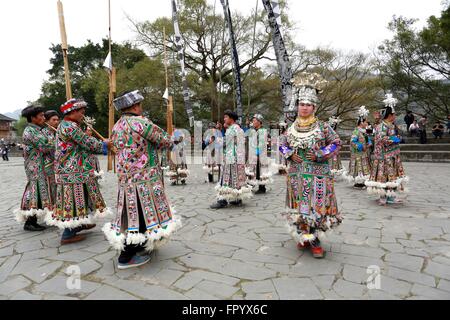 Qiandongnan, Chinas Provinz Guizhou. 19. März 2016. Menschen, die in traditionellen Kostümen der Miao ethnische Gruppe führen in Xinghua Township in Rongjiang County, Südwesten Chinas Provinz Guizhou, 19. März 2016. Rongjiang County in Guizhou seit langem den Lebensraum für ethnische Minderheiten von Dong, Yao, Miao und Shui Menschen, bietet jeweils ihre eigentümliche Kostüm. © Yang Chengli/Xinhua/Alamy Live-Nachrichten Stockfoto