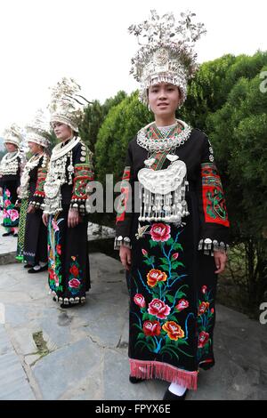 Qiandongnan, Chinas Provinz Guizhou. 19. März 2016. Mädchen zeigen Trachten der Miao ethnische Gruppe in der Provinz Guizhou Pingyang Township von Rongjiang County, Südwesten Chinas, 19. März 2016. Rongjiang County in Guizhou seit langem den Lebensraum für ethnische Minderheiten von Dong, Yao, Miao und Shui Menschen, bietet jeweils ihre eigentümliche Kostüm. © Yang Chengli/Xinhua/Alamy Live-Nachrichten Stockfoto