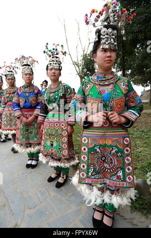 Qiandongnan, Chinas Provinz Guizhou. 19. März 2016. Mädchen zeigen Trachten der Miao ethnische Gruppe in der Provinz Guizhou men Township von Rongjiang County, Südwesten Chinas, 19. März 2016. Rongjiang County in Guizhou seit langem den Lebensraum für ethnische Minderheiten von Dong, Yao, Miao und Shui Menschen, bietet jeweils ihre eigentümliche Kostüm. © Yang Chengli/Xinhua/Alamy Live-Nachrichten Stockfoto