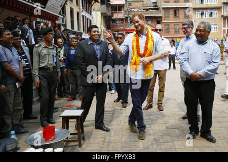 Lalitpur, Nepal. 20. März 2016. Prinz Harry Geste, um Massen von Menschen in den goldenen Tempel Prämisse in der Nähe von historischen Patan Durbar Square, ein UNESCO-Weltkulturerbe in Lalitpur, Nepal am Sonntag, 20. März, 16. Prinz der nepalesischen Bevölkerung besucht und kontrolliert die Tempel, die letztes Jahr durch Erdbeben beschädigt wurden. Bildnachweis: Skanda Gautam/ZUMA Draht/Alamy Live-Nachrichten Stockfoto