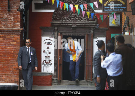 Lalitpur, Nepal. 20. März 2016. Prinz Harry geht nach Inspektion des goldenen Tempels, der von früheren Erdbeben in der Nähe von historischen Patan Durbar Square, ein UNESCO-Weltkulturerbe in Lalitpur, Nepal am Sonntag, den 20. März 16 betroffen war. Prinz der nepalesischen Bevölkerung besucht und kontrolliert die Tempel, die letztes Jahr durch Erdbeben beschädigt wurden. Bildnachweis: Skanda Gautam/ZUMA Draht/Alamy Live-Nachrichten Stockfoto