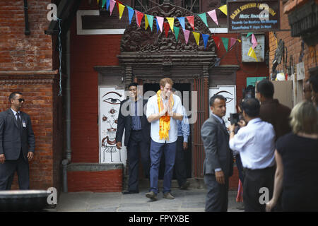 Lalitpur, Nepal. 20. März 2016. Prinz Harry Geste, um Massen von Menschen in den goldenen Tempel Prämisse in der Nähe von historischen Patan Durbar Square, ein UNESCO-Weltkulturerbe in Lalitpur, Nepal am Sonntag, 20. März, 16. Prinz der nepalesischen Bevölkerung besucht und kontrolliert die Tempel, die letztes Jahr durch Erdbeben beschädigt wurden. Bildnachweis: Skanda Gautam/ZUMA Draht/Alamy Live-Nachrichten Stockfoto