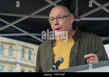 London, UK. Samstag, 19. März 2016.  Dave Ward, Generalsekretär der WorkersUnion Kommunikation (CWU) spricht am Trafalgar Square "Flüchtlinge willkommen hier" Rallye organisiert von Stand Up Rassismus gegen Faschismus, Rassismus, Islamophobie und Antisemitismus. Peter Marshall/Alamy Live-Nachrichten Stockfoto