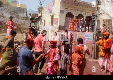 Tausende von hinduistischen Anhänger spielen Lathmar Holi in Nandgaon, Mathura, Indien. Lathmar ist eine lokale Feier des hinduistischen Festivals von Holi. Es dauert Tage vor der eigentlichen Holi in den Nachbarorten Barsana und Nandgaon in der Nähe von Mathura im Bundesstaat Uttar Pradesh, wo Tausende von Hindus und Touristen, jedes Jahr versammeln. (Foto von Shashi Sharma / Pacific Press) Stockfoto