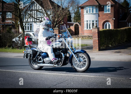 Fiel, Nottinghamshire, UK. 20. März 2016. Hunderte von Bikern erweisen sich für das jährliche Charity Biker Osterei Formular Nottingham Mansfield ausführen. Viele Kaninchen Kostüme und Kostüm gekleidet. Die gespendeten Eizellen haben einen Aufkleber auf sie gelegt sagt: "dieses Ei hat mit den besten Wünschen von den Bikern von Nottinghamshire Easter Egg Run gespendet worden" und wird dann durch die Feuerwehr zu Sure Start Zentren, Kinderheime, Kinder mit besonderen Bedürfnissen und jene Menschen mit Pflegeeltern verteilt werden. Bildnachweis: Ian Francis/Alamy Live-Nachrichten Stockfoto